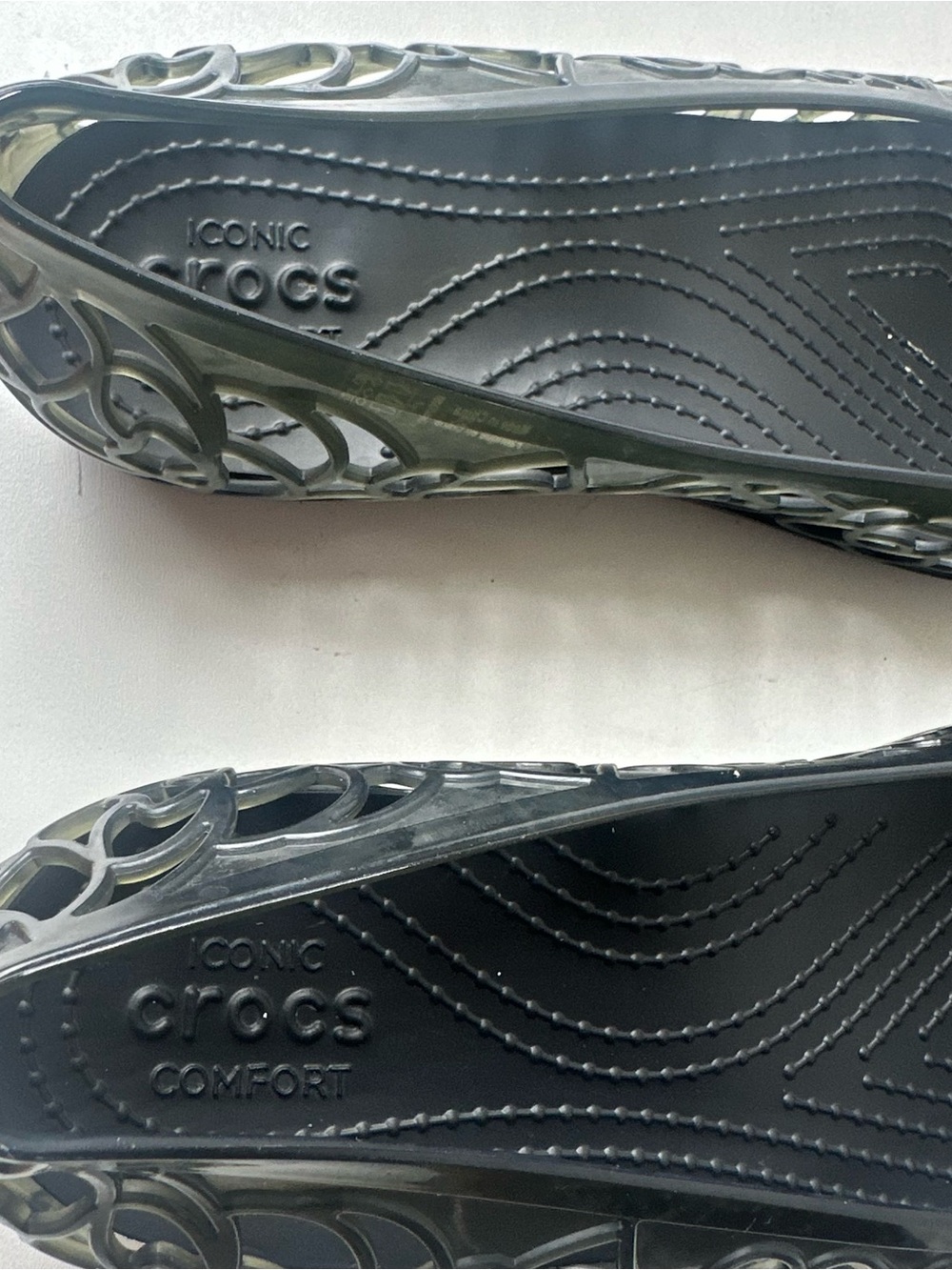 Crocs Women’s Black Floral Cutout Peep Toe Jelly Flats Comfort Shoes Size 7 W - Picture 8 of 10